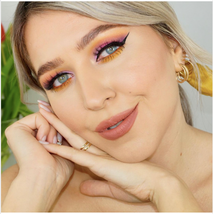 Model wearing Wing It Cosmetics False eyelashes.