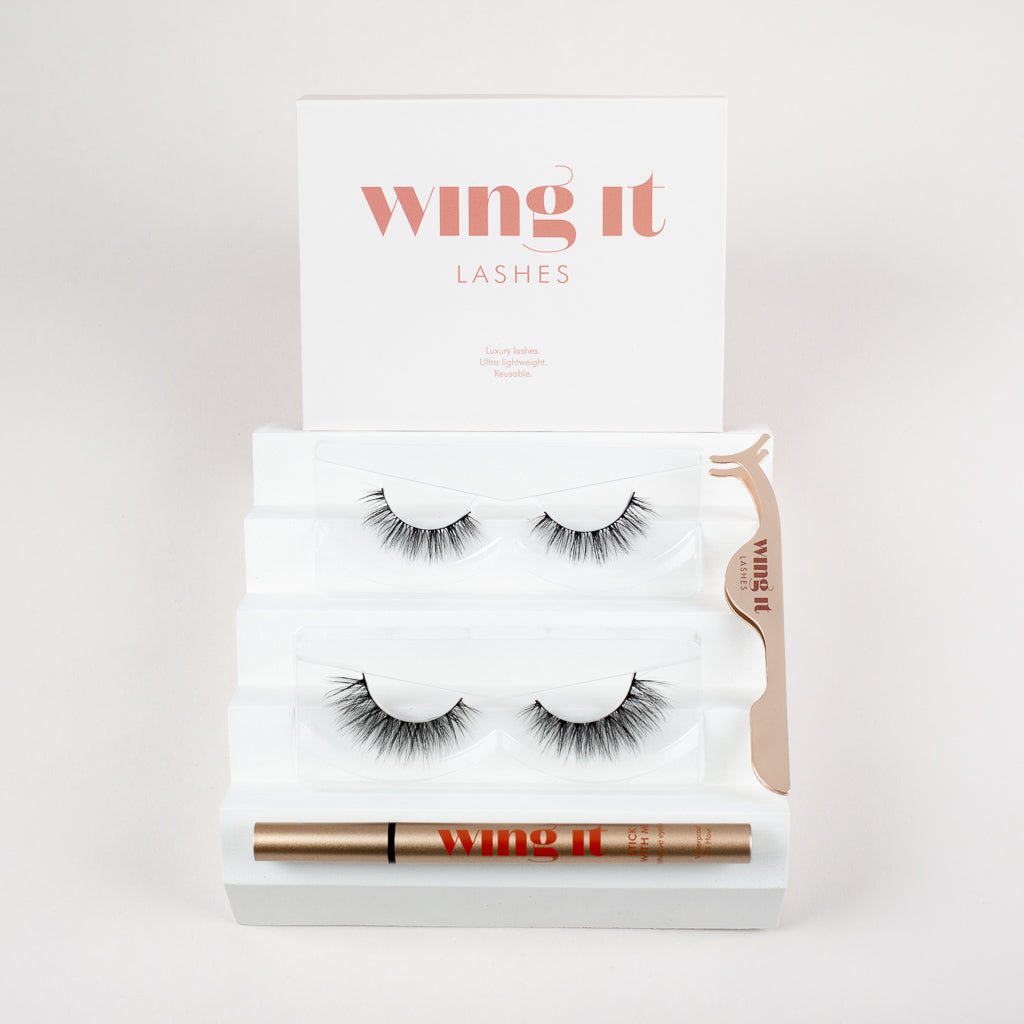 Set with two pairs of false eyelashes with adhesive eyeliner. Golden lash applicator.