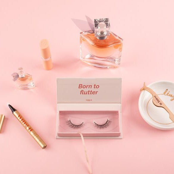 Wing it Cosmetics gift set with pair of luxury silk system false eyelashes. Golden lash applicator.