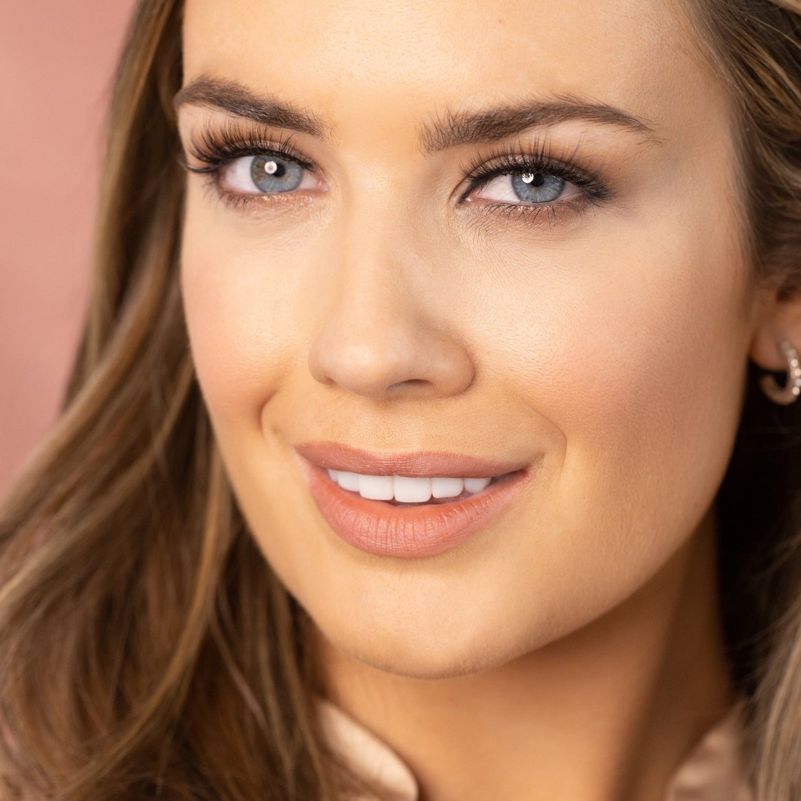 model wearing black Wing It Cosmetics Silk luxury false eyelashes.