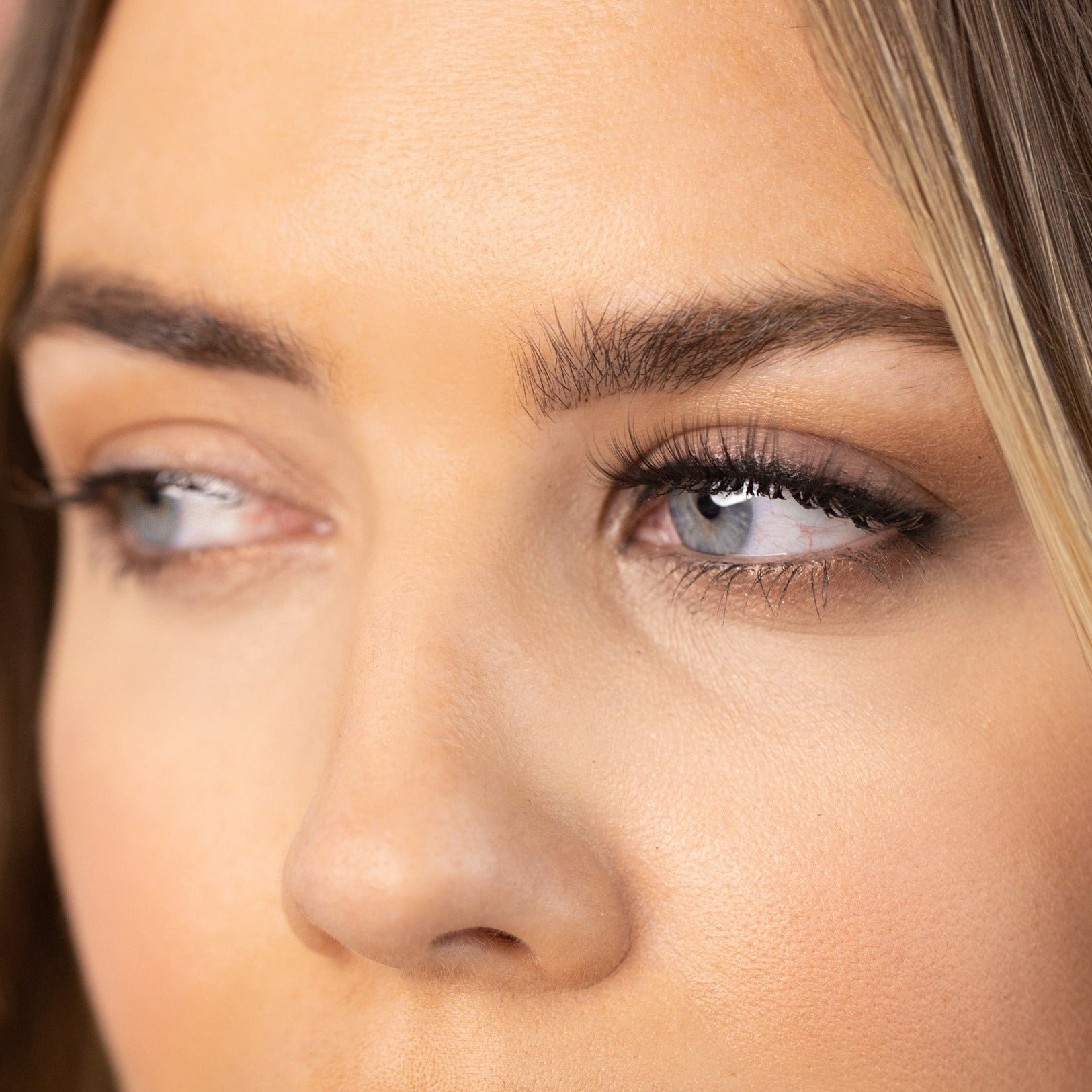 Model wearing wing it stick with me adhesive eyeliner in black with silk system lashes.