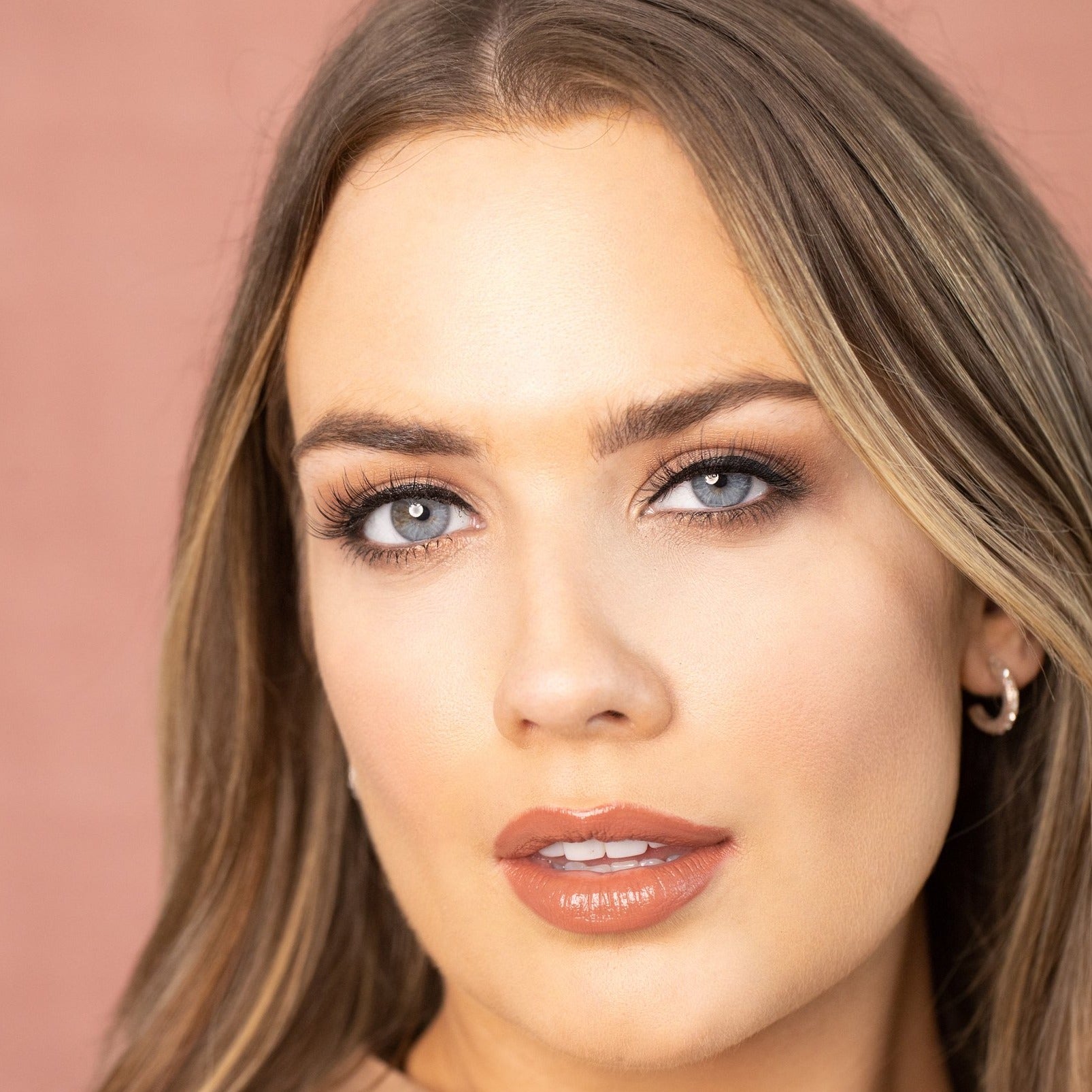 Model wearing vegan SILK SYSTEM luxury false eyelashes.