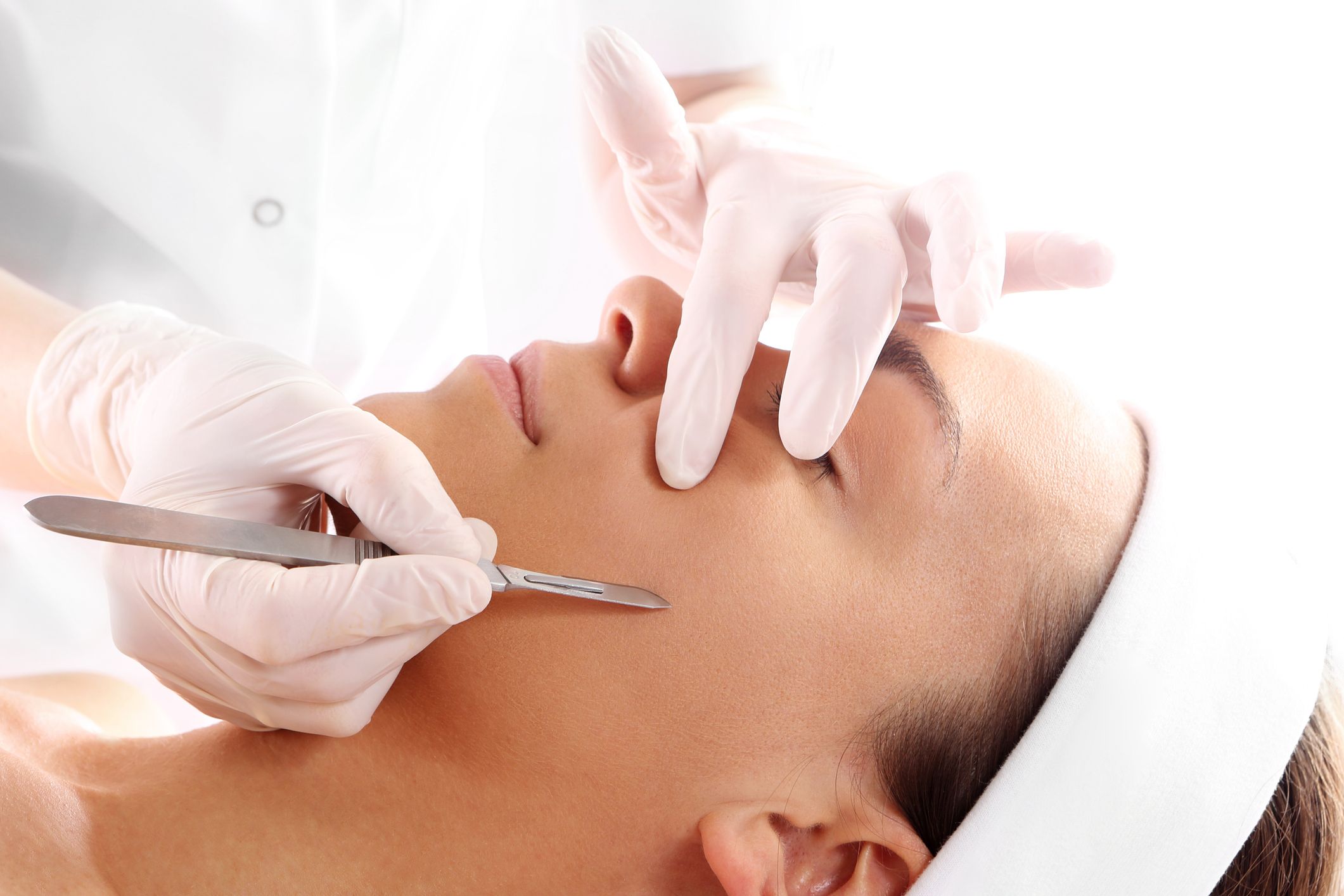 Salon Dermaplaning vs. At-Home Dermaplaning: Key Differences